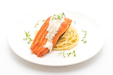 Kızarmış som balığı spagetti