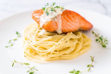 Kızarmış som balığı spagetti