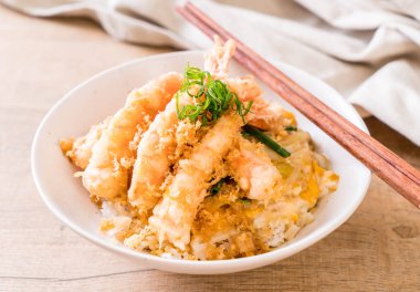 kızarmış karides tempura üzerinde pirinç kase tepesinde