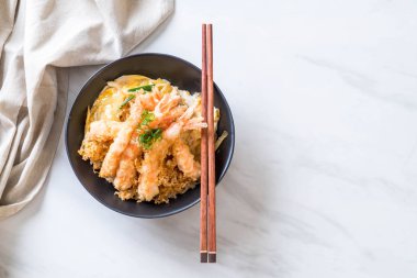 kızarmış karides tempura üzerinde pirinç kase tepesinde