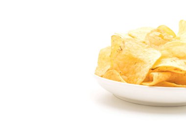 Beyaz arkaplanda patates cipsi