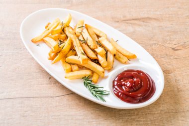 Soslu patates kızartması.