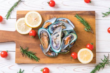ahşap tahta üzerinde taze midye