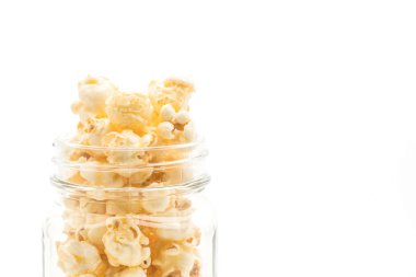 Beyaz arka plan üzerinde tatlı patlamış mısır