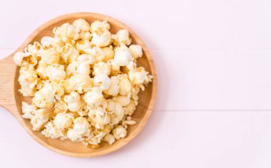 Ahşap üzerine tatlı patlamış mısır