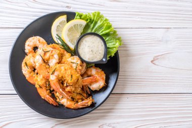 Soslu kızarmış karides.