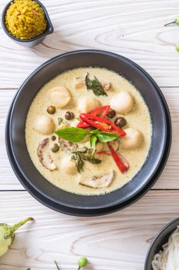 Balık topu ile yeşil köri