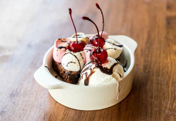 Malvavisco al horno y brownies de chocolate con helado — Foto de Stock