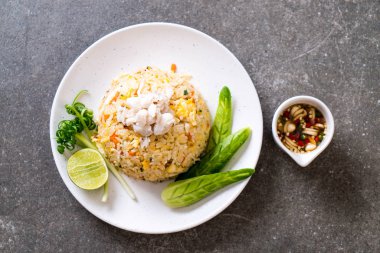 Yengeç kızarmış pilav