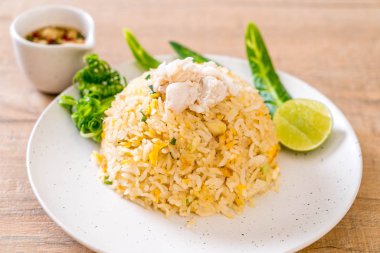 Yengeç kızarmış pilav