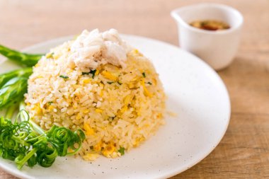 Yengeç kızarmış pilav