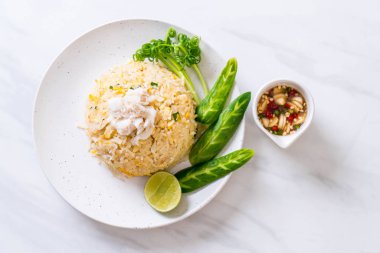 Yengeç kızarmış pilav