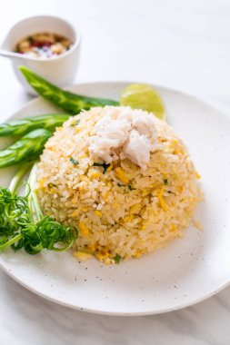 Yengeç kızarmış pilav