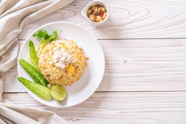 Yengeç kızarmış pilav