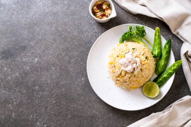 Yengeç kızarmış pilav