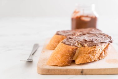 Çikolatalı fındık yaymak ekmek