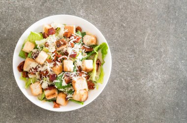 Sezar salatası masasında