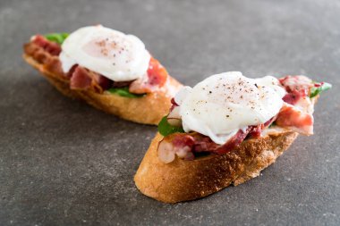 yumurta benedict pastırma ve roket ile 