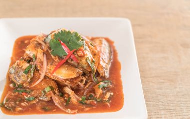 Baharatlı uskumru salatası