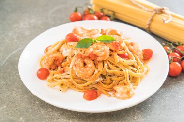 Spagetti karides, domates, fesleğen ve peynir ile 