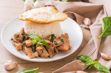 fesleğen pilav ve kızarmış yumurta ile tavada kızartılmış domuz eti