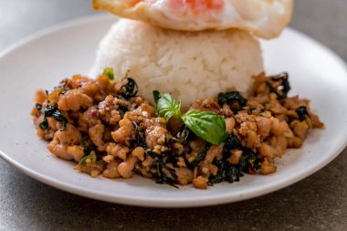 fesleğen pilav ve kızarmış yumurta ile tavada kızartılmış domuz eti