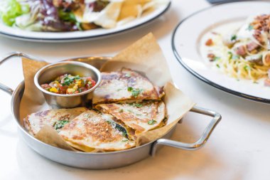 Quesadilla İtalyan sosis