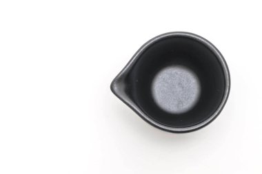 siyah plaka ve beyaz arka plan üzerinde izole kase