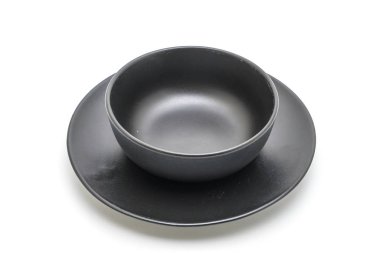 siyah plaka ve beyaz arka plan üzerinde izole kase