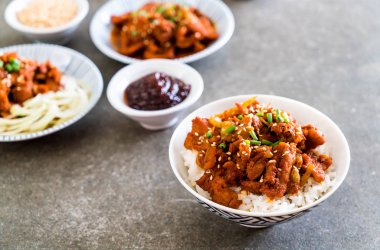 Kızarmış domuz üst pirinç baharatlı Kore soslu (bulgogi)