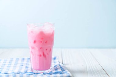 pembe çilek milkshake