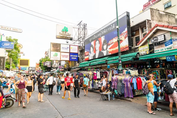 Bangkok, Tayland - 27 Temmuz 2017: Alon turistler ve yerliler için yürüyüş — Stok fotoğraf