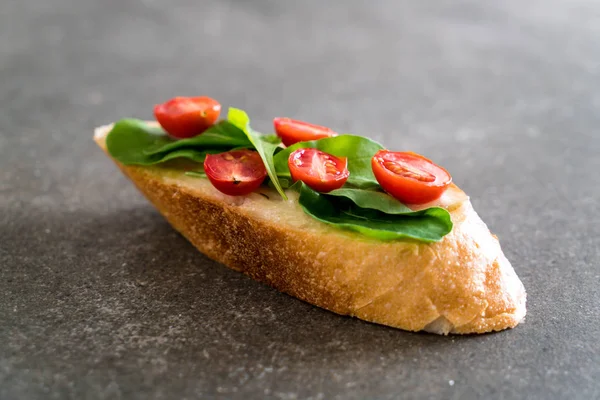 Bread with rocket and tomatoes — Stock Photo, Image