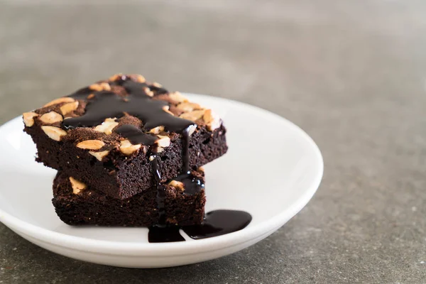 Brownies de chocolate con salsa de chocolate — Foto de Stock