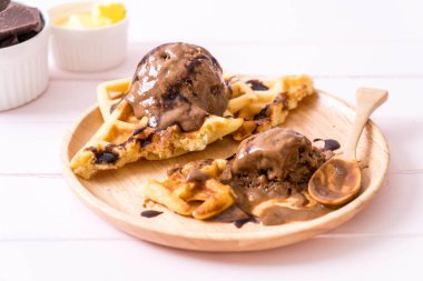 Çikolatalı dondurma waffle ile