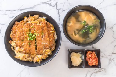 Kızarmış domuz pirzola tabağı (Katsudon)