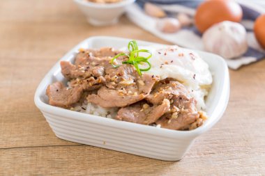 yumurta ile tepesinde pirinç Sarımsak soslu tavada kızartılmış domuz eti