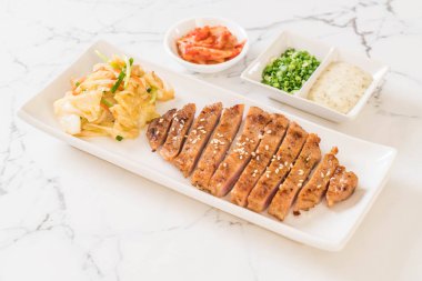 sebze ile dilimlenmiş domuz biftek ızgara 