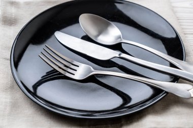 boş tabak kaşık çatal ve bıçak