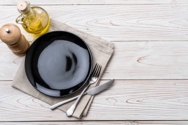 boş tabak kaşık çatal ve bıçak