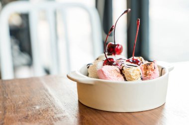 pişmiş hatmi ve dondurma ile çikolatalı kek