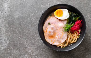 Baharatlı miso udon ramen noodle domuz eti ile