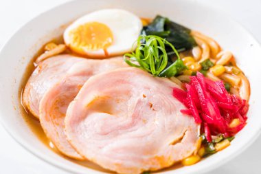 Baharatlı miso udon ramen noodle domuz eti ile