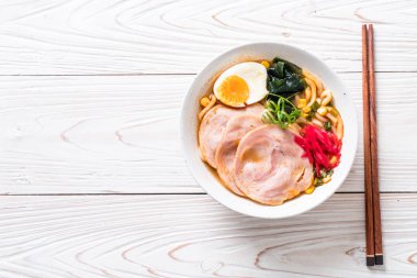 Baharatlı miso udon ramen noodle domuz eti ile