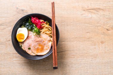 Baharatlı miso udon ramen noodle domuz eti ile