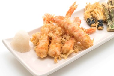 karides tempura (hırpalanmış kızarmış karides) beyaz arka plan üzerinde