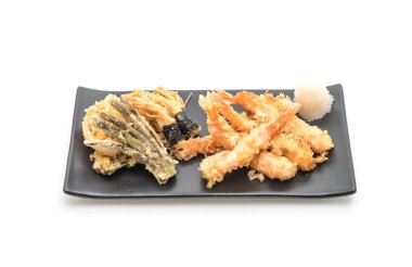 karides tempura (hırpalanmış kızarmış karides) beyaz arka plan üzerinde