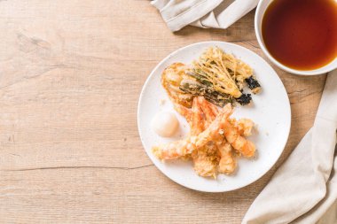 sebzeli karides tempura (hırpalanmış kızarmış karides)