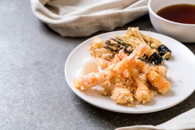 sebzeli karides tempura (hırpalanmış kızarmış karides)