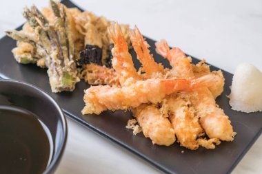 sebzeli karides tempura (hırpalanmış kızarmış karides)